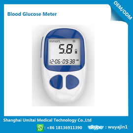 La piccola glicemia misura il monitor con un contatore della glicemia del diabete con il ricordo dell'allarme